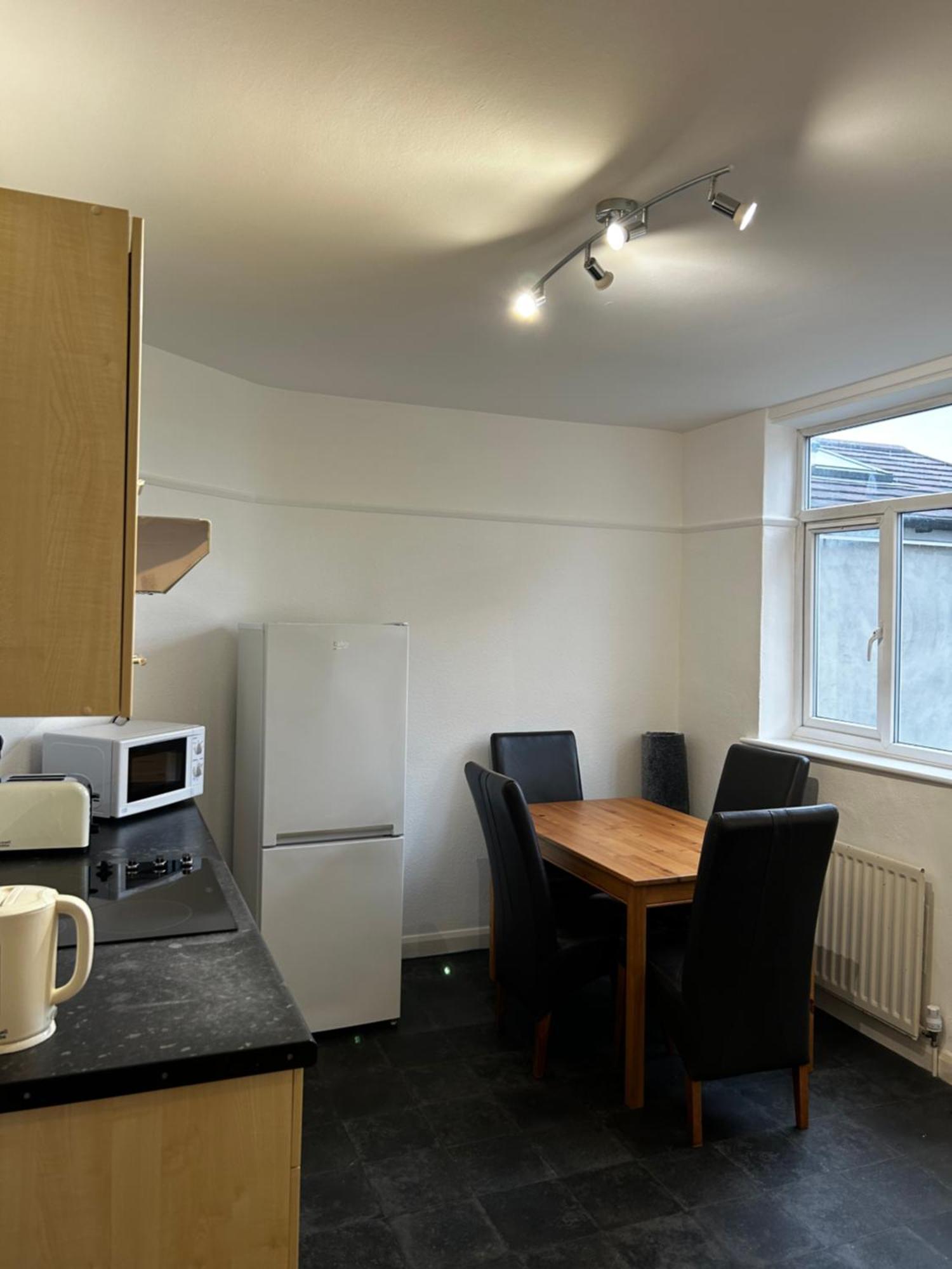Family Near Cribbs Causeway And The Wave, Just 2 Minutes From Airbus And Rolls Royce Appartamento Bristol
